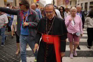 El cónclave para elegir al sucesor de Francisco comenzó este miércoles en el Vaticano, tras el encierro de los 133 cardenales electores en la Capilla Sixtina, mientras miles de fieles empiezan a congregarse en la plaza de San Pedro en espera de la primera fumata que anunciará si hay o no un nuevo papa.

A las 17.46 hora local (15.46 GMT), las puertas de la capilla Sixtina se cerraron, después de que el Maestro de Ceremonias, Diego Ravelli, pronunciara la frase 'Extra Omnes' ('Todos fuera'), con la que dio inició el cónclave.