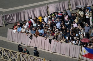 El cónclave para elegir al sucesor de Francisco comenzó este miércoles en el Vaticano, tras el encierro de los 133 cardenales electores en la Capilla Sixtina, mientras miles de fieles empiezan a congregarse en la plaza de San Pedro en espera de la primera fumata que anunciará si hay o no un nuevo papa.

A las 17.46 hora local (15.46 GMT), las puertas de la capilla Sixtina se cerraron, después de que el Maestro de Ceremonias, Diego Ravelli, pronunciara la frase 'Extra Omnes' ('Todos fuera'), con la que dio inició el cónclave.