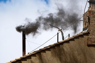 Sale humo negro de chimenea del Vaticano, cónclave no elige papa en primeras tres votaciones