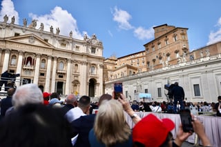 Sale humo negro de chimenea del Vaticano, cónclave no elige papa en primeras tres votaciones