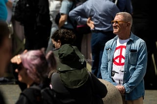 Sale humo negro de chimenea del Vaticano, cónclave no elige papa en primeras tres votaciones