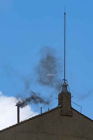 Sale humo negro de chimenea del Vaticano, cónclave no elige papa en primeras tres votaciones
