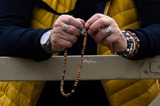 Sale humo negro de chimenea del Vaticano, cónclave no elige papa en primeras tres votaciones