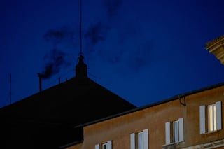 Sale humo negro de chimenea del Vaticano, cónclave no elige papa en primeras tres votaciones