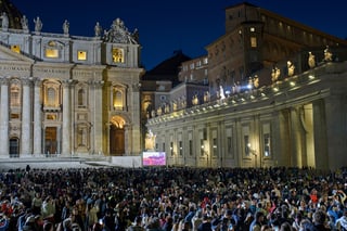 Sale humo negro de chimenea del Vaticano, cónclave no elige papa en primeras tres votaciones