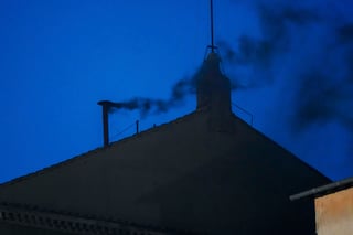 Sale humo negro de chimenea del Vaticano, cónclave no elige papa en primeras tres votaciones