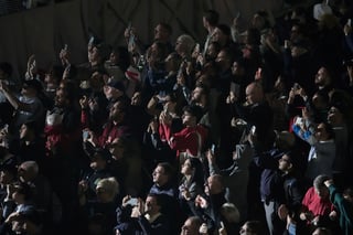 Sale humo negro de chimenea del Vaticano, cónclave no elige papa en primeras tres votaciones