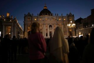 Sale humo negro de chimenea del Vaticano, cónclave no elige papa en primeras tres votaciones
