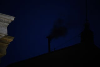 Sale humo negro de chimenea del Vaticano, cónclave no elige papa en primeras tres votaciones