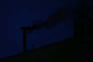 Sale humo negro de chimenea del Vaticano, cónclave no elige papa en primeras tres votaciones