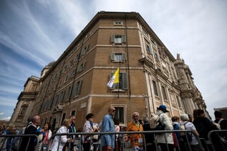 El papa León XIV lamentó este viernes que en la actualidad 'son muchos los contextos en los que la fe cristiana se considera un absurdo, algo para personas débiles y poco inteligentes', en su primera misa que celebró en la Capilla Sixtina ante los 133 cardenales que este jueves le eligieron en la cuarta votación en el cónclave.

Y ante ello urgió a 'anunciar el Evangelio donde se ridiculiza a quien cree, se le obstaculiza y desprecia, o, a lo sumo, se le soporta y compadece', en una homilía enfocada en la misión de evangelizar de la Iglesia.