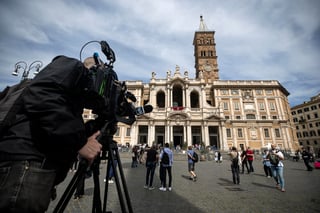 El papa León XIV lamentó este viernes que en la actualidad 'son muchos los contextos en los que la fe cristiana se considera un absurdo, algo para personas débiles y poco inteligentes', en su primera misa que celebró en la Capilla Sixtina ante los 133 cardenales que este jueves le eligieron en la cuarta votación en el cónclave.

Y ante ello urgió a 'anunciar el Evangelio donde se ridiculiza a quien cree, se le obstaculiza y desprecia, o, a lo sumo, se le soporta y compadece', en una homilía enfocada en la misión de evangelizar de la Iglesia.