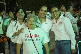 Mamás laguneras viven noche de amor y cumbias con Edith Márquez y Tropicalísimo Apache Mamás laguneras viven noche de amor y cumbias con Edith Márquez y Tropicalísimo Apache