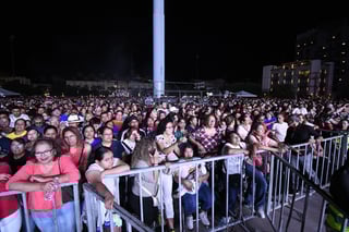 Mamás laguneras viven noche de amor y cumbias con Edith Márquez y Tropicalísimo Apache Mamás laguneras viven noche de amor y cumbias con Edith Márquez y Tropicalísimo Apache