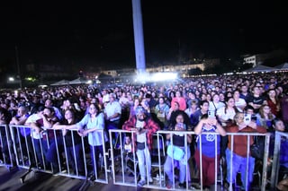 Mamás laguneras viven noche de amor y cumbias con Edith Márquez y Tropicalísimo Apache Mamás laguneras viven noche de amor y cumbias con Edith Márquez y Tropicalísimo Apache