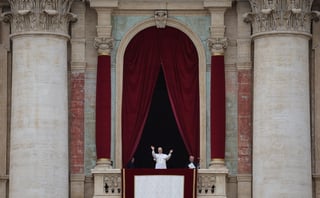 'Nunca más la guerra' ha clamado hoy el papa León XIV en la Plaza de San Pedro, donde ha pedido el alto el fuego inmediato en Ucrania y Gaza y ha hecho un llamamiento a los gobernantes poderosos para que acaben con los conflictos.

Tras su elección como pontífice el pasado jueves, en el segundo día del cónclave, León XIV se dirigió hoy a miles de fieles - unos 100,000 según informó la Policía de Roma a EFE - para dirigir el rezo del Regina Coeli y hacer una breve intervención sobre asuntos de actualidad.