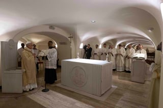 'Nunca más la guerra' ha clamado hoy el papa León XIV en la Plaza de San Pedro, donde ha pedido el alto el fuego inmediato en Ucrania y Gaza y ha hecho un llamamiento a los gobernantes poderosos para que acaben con los conflictos.

Tras su elección como pontífice el pasado jueves, en el segundo día del cónclave, León XIV se dirigió hoy a miles de fieles - unos 100,000 según informó la Policía de Roma a EFE - para dirigir el rezo del Regina Coeli y hacer una breve intervención sobre asuntos de actualidad.