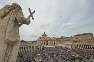 'Nunca más la guerra', clama el papa León XIV al dirigir rezo en plaza de San Pedro