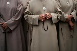 'Nunca más la guerra', clama el papa León XIV al dirigir rezo en plaza de San Pedro