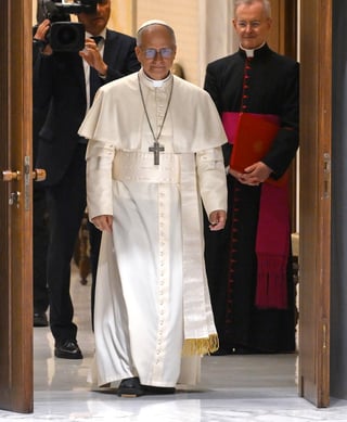 El papa León XIV pidió este lunes a los medios de comunicación que elija 'con conciencia y valentía el camino de una comunicación de paz' y agregó: 'Desarmemos las palabras y ayudaremos a desarmar la Tierra', en la audiencia que concedió a los periodistas que han informado del cónclave en el que se le eligió.