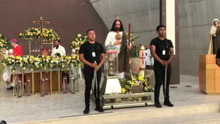 Cientos de fieles se congregaron en el estacionamiento del TSM en Torreón, para presenciar la llegada de las reliquias de San Judas Tadeo