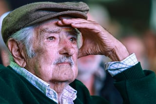 José Alberto Mujica Cordano, el expresidente uruguayo que falleció este martes, a los 89 años de edad, fue un líder de izquierda que siempre predicó con el ejemplo, al grado de convertir su chacra, su residencia humilde en las afueras de Montevideo, en la 'Casa Presidencial'.

Guerrillero, prisionero de la dictadura, diputado, presidente, senador, siempre activista y líder político eterno.
