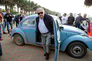José Alberto Mujica Cordano, el expresidente uruguayo que falleció este martes, a los 89 años de edad, fue un líder de izquierda que siempre predicó con el ejemplo, al grado de convertir su chacra, su residencia humilde en las afueras de Montevideo, en la 'Casa Presidencial'.

Guerrillero, prisionero de la dictadura, diputado, presidente, senador, siempre activista y líder político eterno.