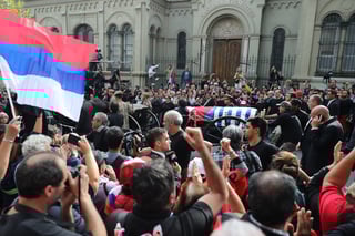 El público comenzó a ingresar este miércoles en horas de la tarde al Palacio Legislativo de Montevideo, donde son velados los restos mortales del expresidente de Uruguay José Mujica, fallecido este martes a los 89 años.

Luego de que el féretro llegara a la sede del Poder Legislativo sobre las 13:15 hora local, el velorio fue cerrado por unas horas para un selecto grupo de personas.
