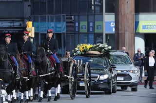 AME7510. MONTEVIDEO (URUGUAY), 14/05/2025.- Fotografía que muestra el cortejo fúnebre del expresidente de Uruguay José Mujica que partió desde la Torre Ejecutiva de Montevideo hacia el Palacio Legislativo, donde sus restos serán velados, este miércoles en Montevideo (Uruguay). EFE/ Raúl Martínez
AME7510. MONTEVIDEO (URUGUAY), 14/05/2025.- Fotografía que muestra el cortejo fúnebre del expresidente de Uruguay José Mujica que partió desde la Torre Ejecutiva de Montevideo hacia el Palacio Legislativo, donde sus restos serán velados, este miércoles en Montevideo (Uruguay). EFE/ Raúl Martínez