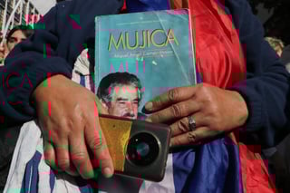 AME7514. MONTEVIDEO (URUGUAY), 14/05/2025.- Una persona sostiene un libro durante el cortejo fúnebre del expresidente uruguayo José Mujica este miércoles, en Montevideo (Uruguay). El féretro de Mujica arribó sobre las 13:15 horas (16:15 GMT) al Palacio Legislativo de Montevideo, donde será velado. EFE/ Raúl Martínez
AME7514. MONTEVIDEO (URUGUAY), 14/05/2025.- Una persona sostiene un libro durante el cortejo fúnebre del expresidente uruguayo José Mujica este miércoles, en Montevideo (Uruguay). El féretro de Mujica arribó sobre las 13:15 horas (16:15 GMT) al Palacio Legislativo de Montevideo, donde será velado. EFE/ Raúl Martínez