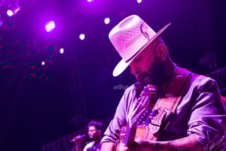 Maestros laguneros bailan al ritmo de Tropicalísimo Apache, La Firma y Los Invasores de Nuevo León