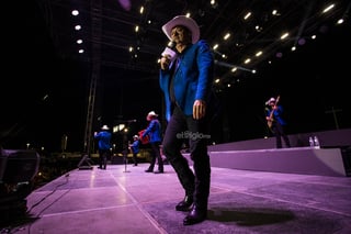 Maestros laguneros bailan al ritmo de Tropicalísimo Apache, La Firma y Los Invasores de Nuevo León