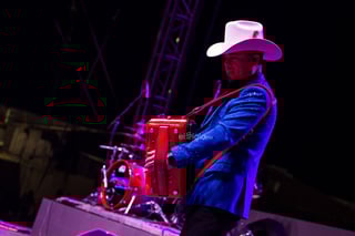 Maestros laguneros bailan al ritmo de Tropicalísimo Apache, La Firma y Los Invasores de Nuevo León