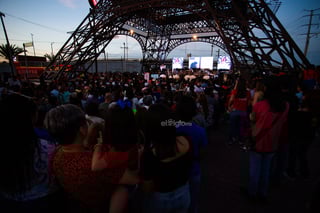 En una ceremonia organizada por la Fundación Lagunero Primero, el Patronato de la Torre Eiffel y el Colegio San Roberto, este jueves por la noche fue inaugurada la estatua de Mafalda en la Plaza del Amor de Gómez Palacio. El evento fue conducido por la periodista Marcela Pámanes y contó con la especial presencia del escultor argentino Pablo Irrgang.