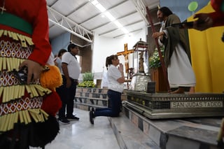 Parroquia de Fátima recibe a fieles que visitan as reliquias de San Judas Tadeo. El párroco Rafael López ofició una misa por la visita de las reliquias, en su último recorrido por la región Laguna tras cinco días de su llegada.