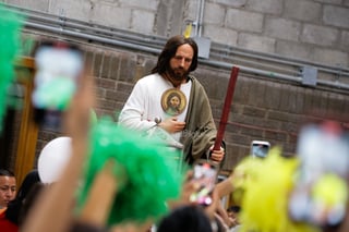 Parroquia de Fátima recibe a fieles que visitan as reliquias de San Judas Tadeo. El párroco Rafael López ofició una misa por la visita de las reliquias, en su último recorrido por la región Laguna tras cinco días de su llegada.