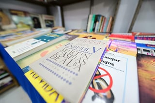 Las Letras han llegado a Torreón. Este viernes al mediodía, en el Centro de Convenciones, fue inaugurada la Feria Internacional del Libro Coahuila (FILC) Región Laguna, que tendrá lugar del 16 al 25 de mayo.

La ceremonia estuvo encabezada por la licenciada Paola Rodríguez López, presidenta honoraria de Inspira Coahuila, en representación de Manolo Jiménez Salinas, gobernador del Estado de Coahuila.