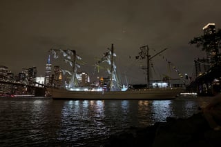 Un buque de vela de la Armada mexicana en una gira global de buena voluntad chocó el sábado contra el puente de Brooklyn en Nueva York, rompiendo sus tres mástiles, matando a dos miembros de la tripulación y dejando a algunos marineros colgando de arneses en el aire, esperando ayuda.



El alcalde de la ciudad de Nueva York Eric Adams dijo que el puente de 142 años no sufrió daños mayores, pero al menos 19 personas a bordo del barco necesitaron tratamiento médico.



Dos de las cuatro personas que sufrieron heridas graves murieron posteriormente, anunció Adams en las redes sociales la madrugada del domingo.