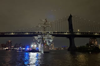 Un buque de vela de la Armada mexicana en una gira global de buena voluntad chocó el sábado contra el puente de Brooklyn en Nueva York, rompiendo sus tres mástiles, matando a dos miembros de la tripulación y dejando a algunos marineros colgando de arneses en el aire, esperando ayuda.



El alcalde de la ciudad de Nueva York Eric Adams dijo que el puente de 142 años no sufrió daños mayores, pero al menos 19 personas a bordo del barco necesitaron tratamiento médico.



Dos de las cuatro personas que sufrieron heridas graves murieron posteriormente, anunció Adams en las redes sociales la madrugada del domingo.
