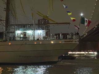 Un buque de vela de la Armada mexicana en una gira global de buena voluntad chocó el sábado contra el puente de Brooklyn en Nueva York, rompiendo sus tres mástiles, matando a dos miembros de la tripulación y dejando a algunos marineros colgando de arneses en el aire, esperando ayuda.



El alcalde de la ciudad de Nueva York Eric Adams dijo que el puente de 142 años no sufrió daños mayores, pero al menos 19 personas a bordo del barco necesitaron tratamiento médico.



Dos de las cuatro personas que sufrieron heridas graves murieron posteriormente, anunció Adams en las redes sociales la madrugada del domingo.