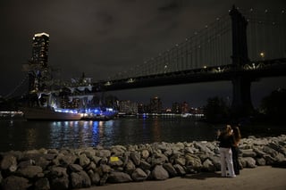 Un buque de vela de la Armada mexicana en una gira global de buena voluntad chocó el sábado contra el puente de Brooklyn en Nueva York, rompiendo sus tres mástiles, matando a dos miembros de la tripulación y dejando a algunos marineros colgando de arneses en el aire, esperando ayuda.



El alcalde de la ciudad de Nueva York Eric Adams dijo que el puente de 142 años no sufrió daños mayores, pero al menos 19 personas a bordo del barco necesitaron tratamiento médico.



Dos de las cuatro personas que sufrieron heridas graves murieron posteriormente, anunció Adams en las redes sociales la madrugada del domingo.
