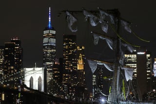 Un buque de vela de la Armada mexicana en una gira global de buena voluntad chocó el sábado contra el puente de Brooklyn en Nueva York, rompiendo sus tres mástiles, matando a dos miembros de la tripulación y dejando a algunos marineros colgando de arneses en el aire, esperando ayuda.



El alcalde de la ciudad de Nueva York Eric Adams dijo que el puente de 142 años no sufrió daños mayores, pero al menos 19 personas a bordo del barco necesitaron tratamiento médico.



Dos de las cuatro personas que sufrieron heridas graves murieron posteriormente, anunció Adams en las redes sociales la madrugada del domingo.
