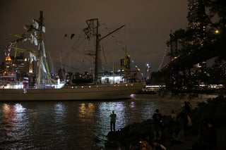 Choque del Buque Cuauhtémoc contra el puente de Brooklyn en Nueva York Choque del Buque Cuauhtémoc contra el puente de Brooklyn en Nueva York