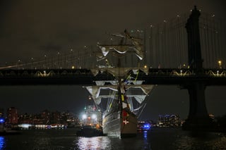 Choque del Buque Cuauhtémoc contra el puente de Brooklyn en Nueva York Choque del Buque Cuauhtémoc contra el puente de Brooklyn en Nueva York