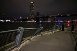 Choque del Buque Cuauhtémoc contra el puente de Brooklyn en Nueva York Choque del Buque Cuauhtémoc contra el puente de Brooklyn en Nueva York