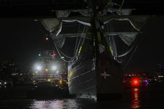Choque del Buque Cuauhtémoc contra el puente de Brooklyn en Nueva York Choque del Buque Cuauhtémoc contra el puente de Brooklyn en Nueva York
