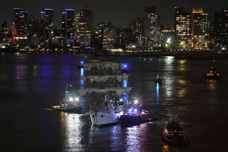 Choque del Buque Cuauhtémoc contra el puente de Brooklyn en Nueva York Choque del Buque Cuauhtémoc contra el puente de Brooklyn en Nueva York