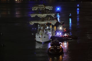Choque del Buque Cuauhtémoc contra el puente de Brooklyn en Nueva York Choque del Buque Cuauhtémoc contra el puente de Brooklyn en Nueva York