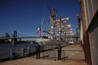 Choque del Buque Cuauhtémoc contra el puente de Brooklyn en Nueva York Choque del Buque Cuauhtémoc contra el puente de Brooklyn en Nueva York