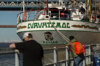 Choque del Buque Cuauhtémoc contra el puente de Brooklyn en Nueva York Choque del Buque Cuauhtémoc contra el puente de Brooklyn en Nueva York